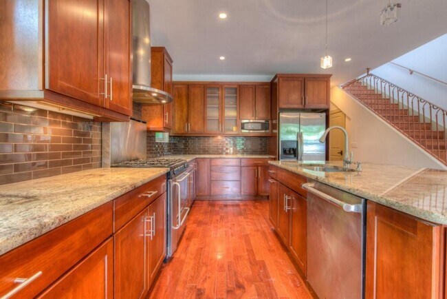 Building Photo - 605 Peacock Ln #C C