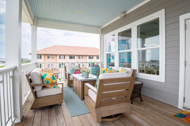 Building Photo - FURNISHED MONTHLY BEACH HOME  WITH UNOBSTR...