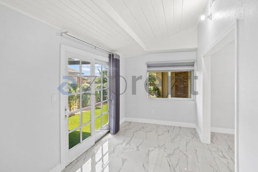 Building Photo - Unit