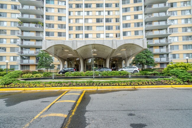 Building Photo - Stunning 1 Bed 1 Bath Condo In Popular Hig...