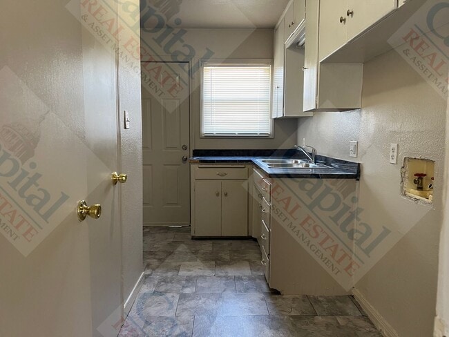 Building Photo - Spacious 3 Bedroom