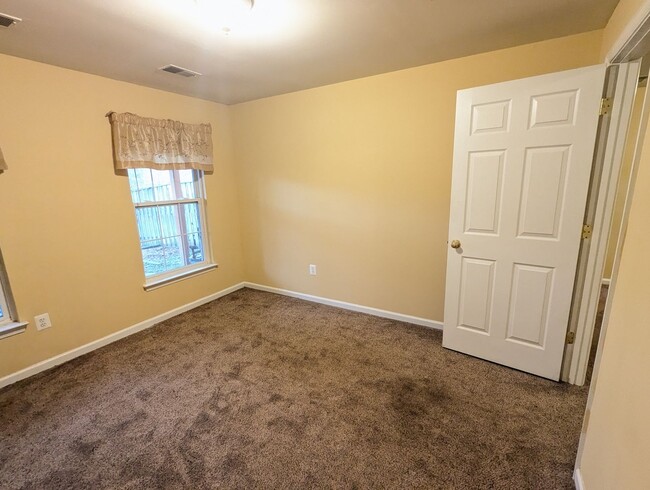 Building Photo - Townhouse in Spring Ridge community - OAKDALE school district - available before the holidays!