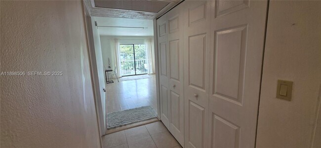 Building Photo - 1650 NE 115th St