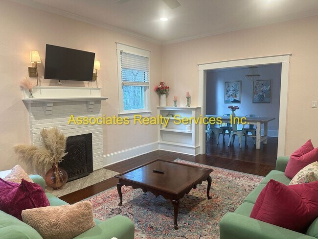 Building Photo - Totally Remodeled Vintage Home - FULLY FURNISHED!!!