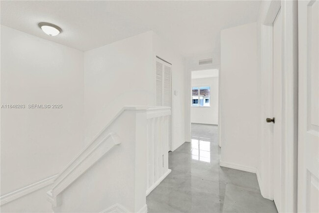 Building Photo - 1637 SE 30th St