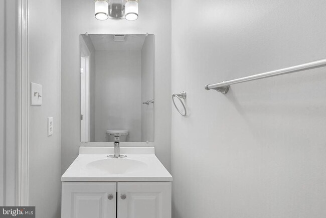 Building Photo - 46613 Silhouette Square