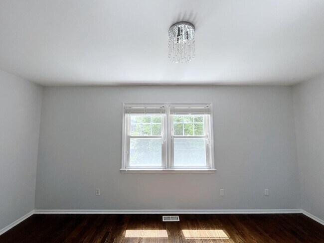 Building Photo - 133 Seemans Ln