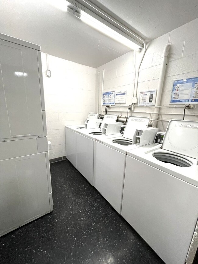 Building Photo - Ocean view updated 2 bed, 2 bath  condo in...