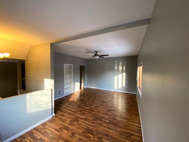 Building Photo - 669 Laurel Ave