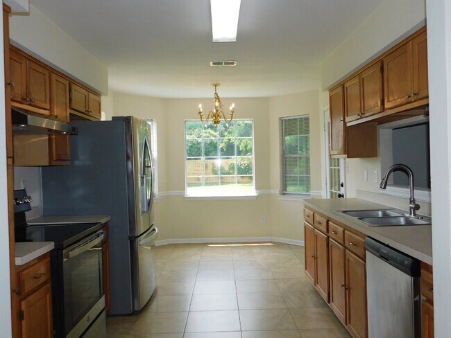 Building Photo - "Spacious 4-Bedroom Gem on Hughart Street with 2.5 Bathrooms and 2108 Sq. Ft. of Comfort!"
