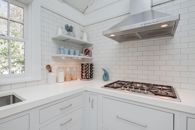 Building Photo - 134 Three Mile Harbor Rd