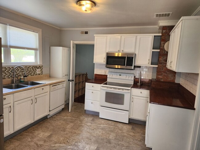 Building Photo - Cute Renovated 2 Bedroom Home with Huge Ga...