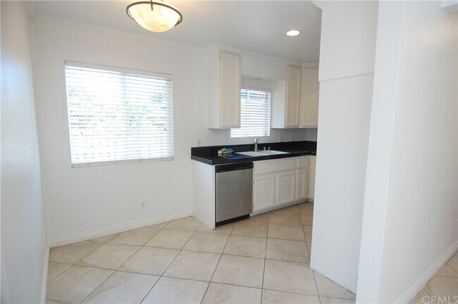 Building Photo - 166 Avenida Miramar
