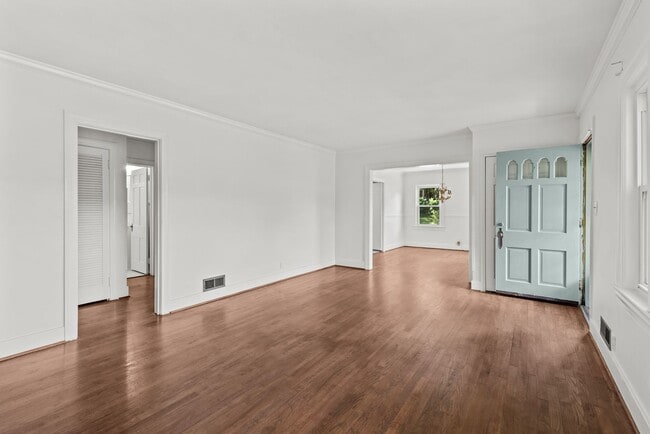 Building Photo - Beautifully Renovated 3 Bedroom 2.5 Bath H...