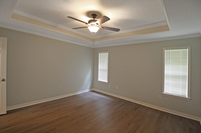 Building Photo - 320 Hawthorne Dr