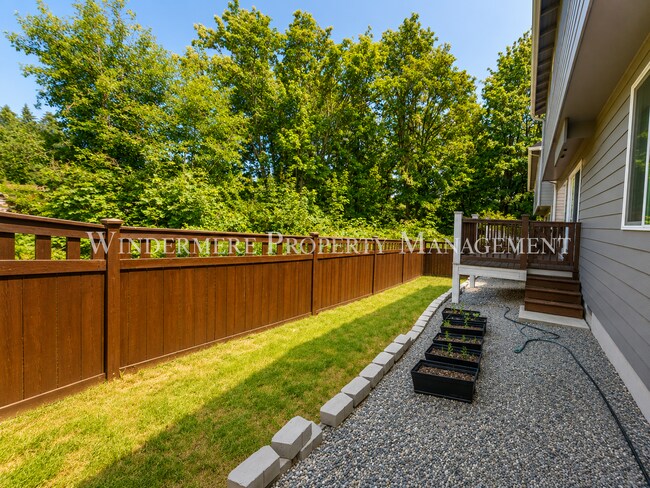 Building Photo - Bright and spacious home close to ferries, PSNS and recreational activities!