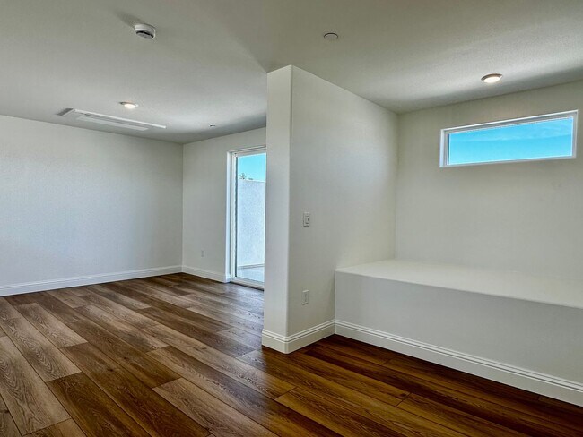 Building Photo - New Luxury Townhouse in Saratoga