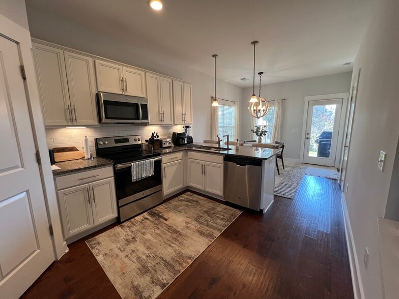 Building Photo - 2028 Gracious Dr