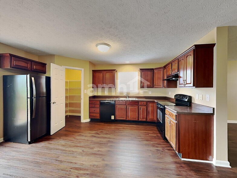 Building Photo - 942 Sheets Ct