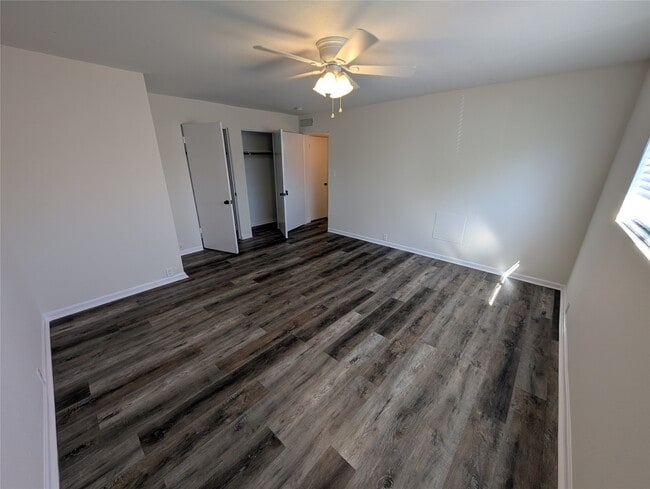 Building Photo - 2101 Fountain View Dr