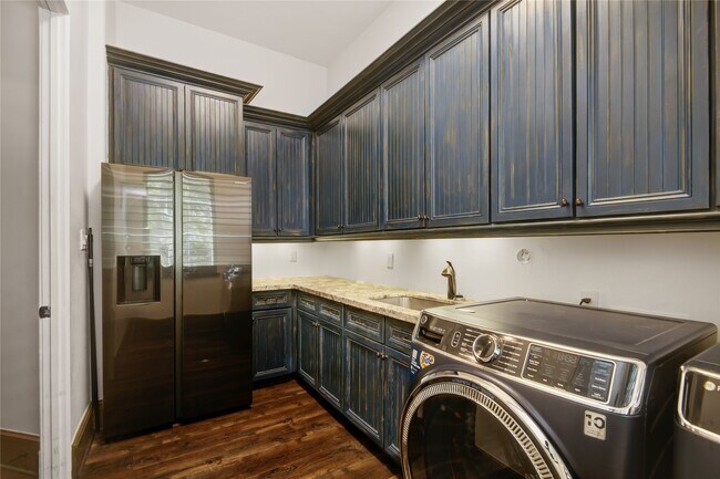 Building Photo - 10 Sullivans Ln