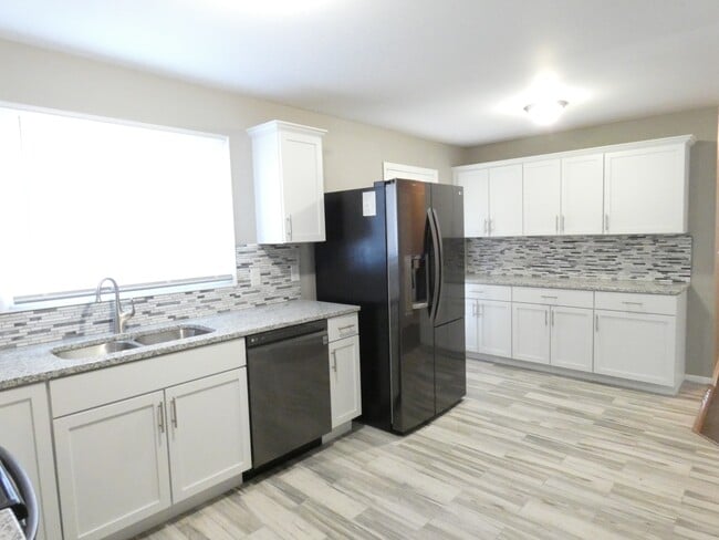 Building Photo - 4700 N Bristol Ave