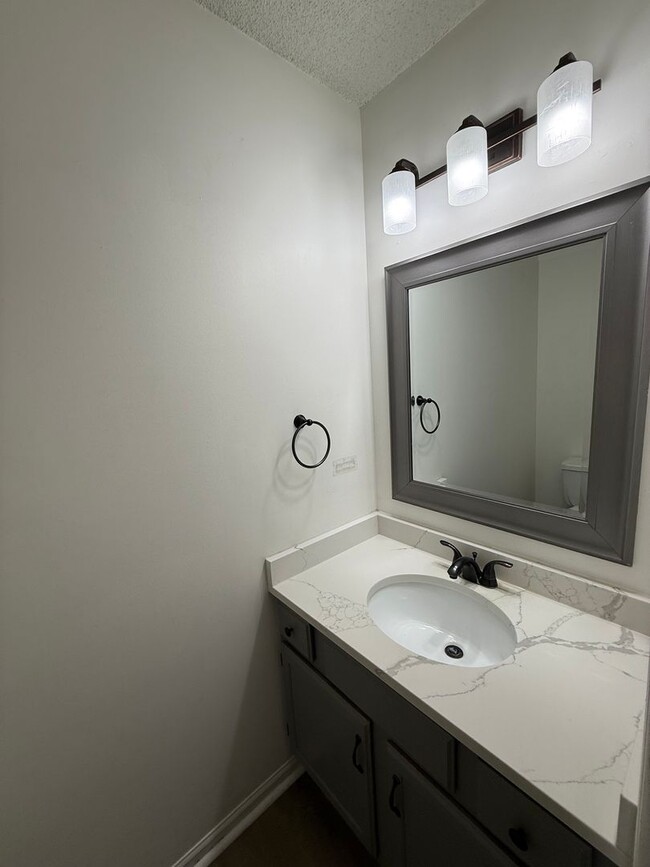 Building Photo - Updated 2 Bed, 2.5 Bath Apple Valley Townh...