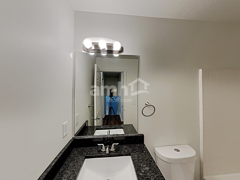 Building Photo - 2558 75 E