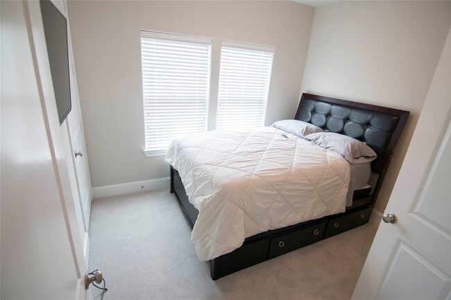 Building Photo - 616 Delano St