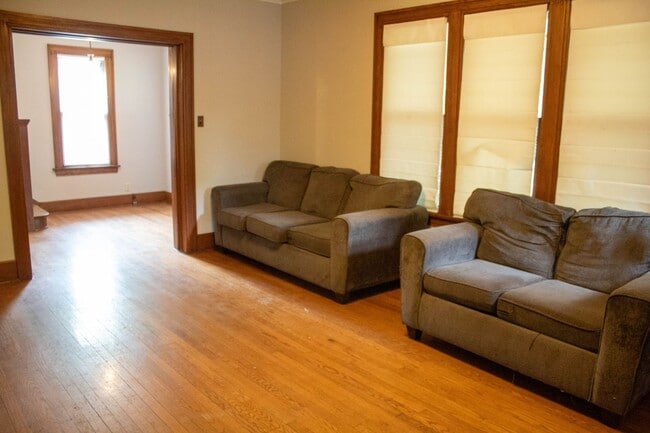 Building Photo - AVAILABLE FOR AUGUST 2026!  Large house near KRANNERT!