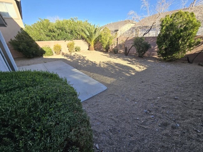 Building Photo - Great open floorplan with 3 bedrooms + Loft