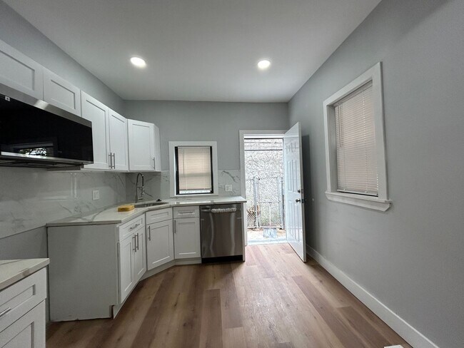 Building Photo - 3B1.5B House with Backyard in South Philly