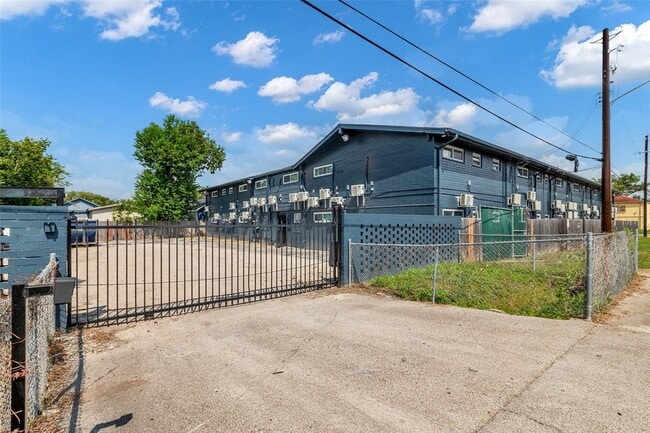 Building Photo - 4706 Yellowstone Blvd