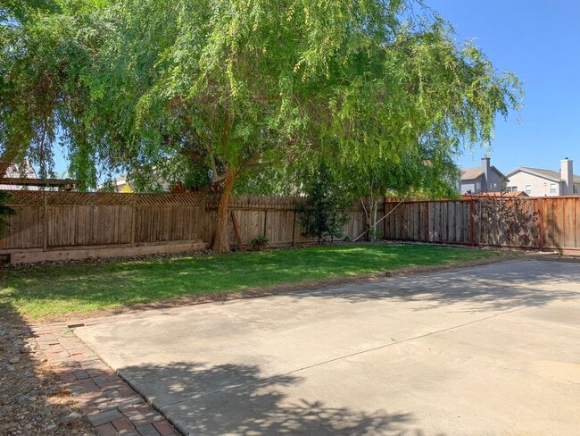 Building Photo - 4 Bedroom Home in Hollister with Huge Backyard!