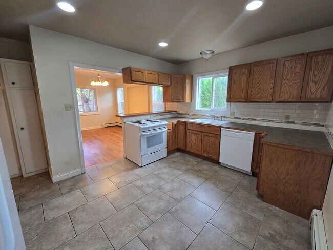 Building Photo - Large Beautiful South Hill Home! Available Now!