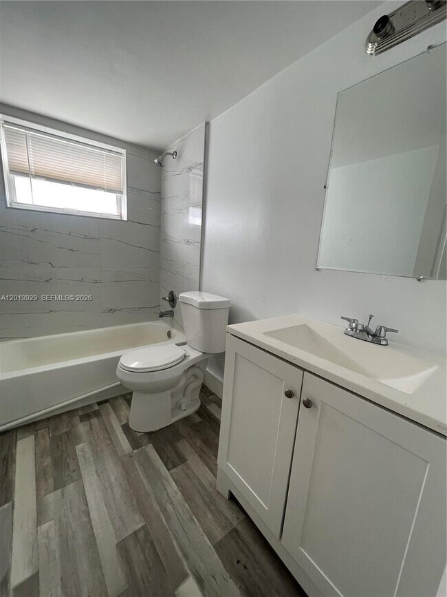 Building Photo - 1532 SW 5th Pl