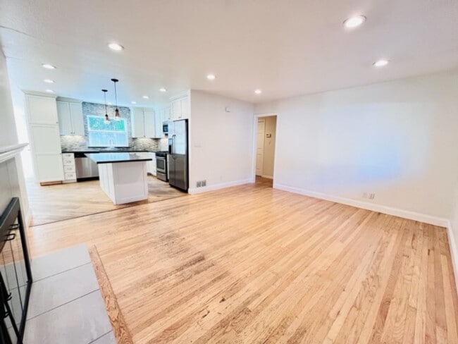 Building Photo - Charming and Move-in Ready 3BD/2BA, Single...