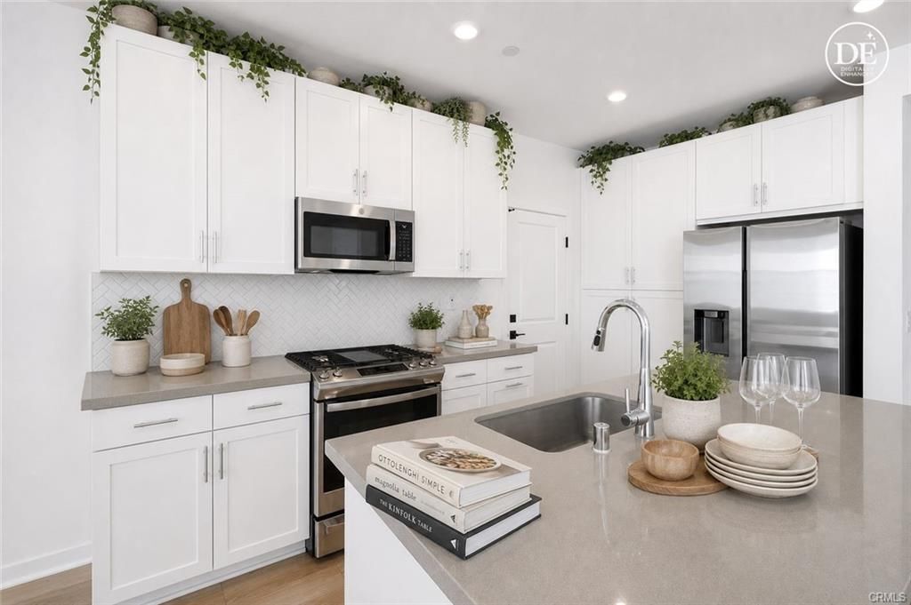 Building Photo - 4041 Pomelo Dr