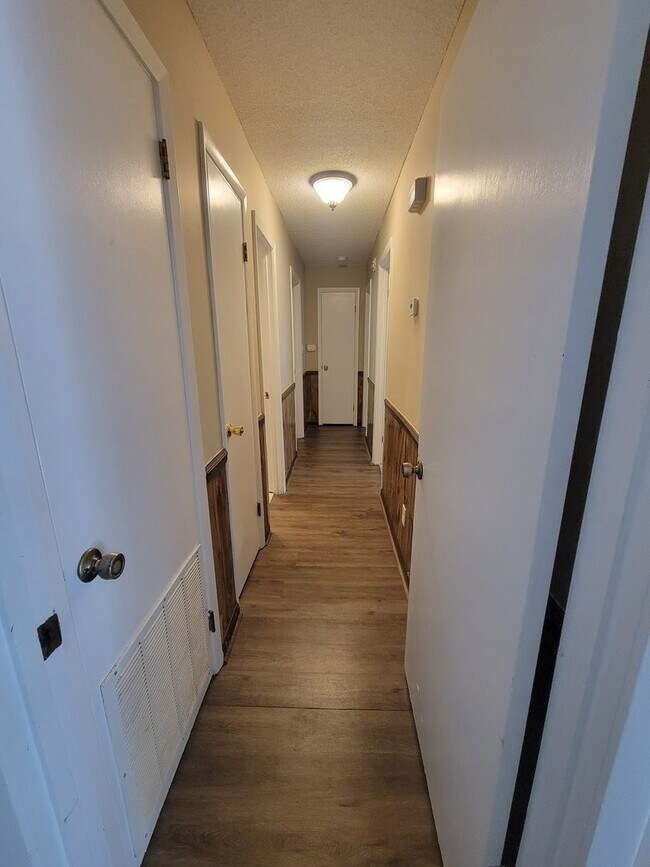 Building Photo - Home conveniently located