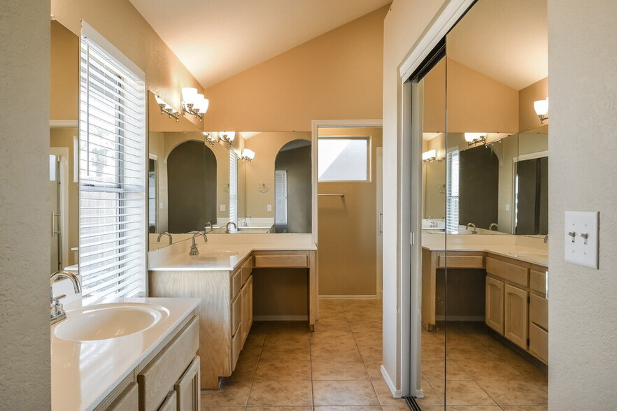 Building Photo - 1102 E Villa Theresa Dr