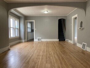 Building Photo - Charming 4 Bedroom 1 Bathroom Home in St.Cloud!