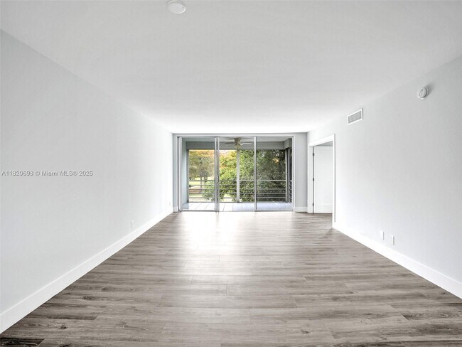 Building Photo - 605 Oaks Dr