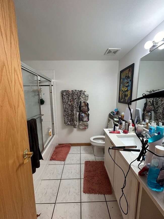 Building Photo - 865 W Buckingham Pl