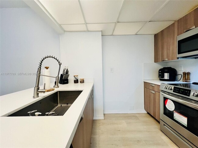 Building Photo - 540 Brickell Key Dr