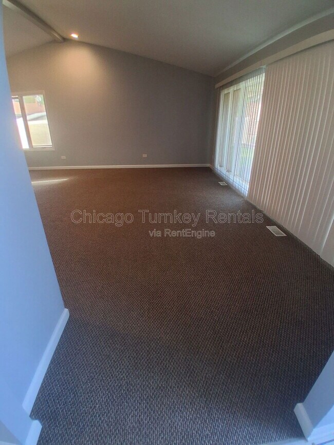 Building Photo - 1204 E 166th Pl