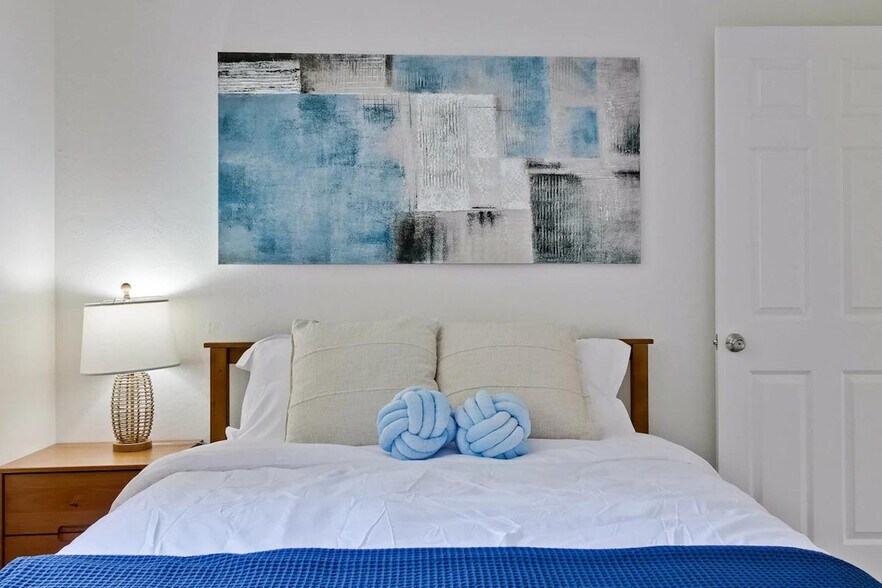 Building Photo - 1281 Flora Ave