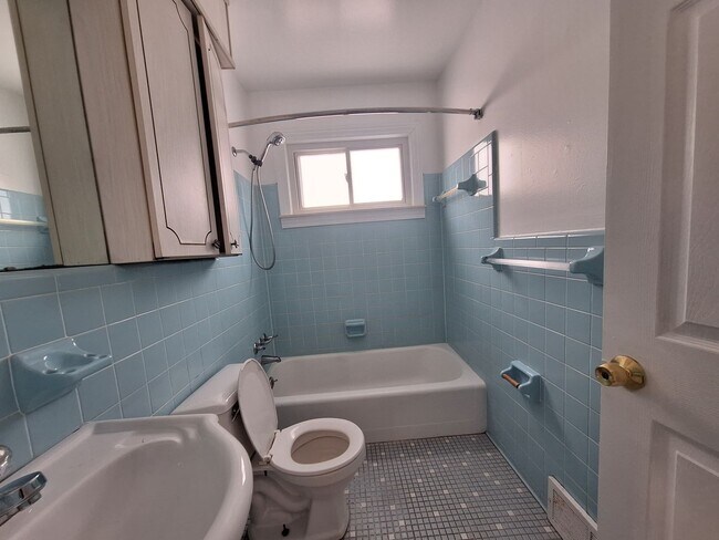 Building Photo - Charming 3 bedroom bungalow freshly updated