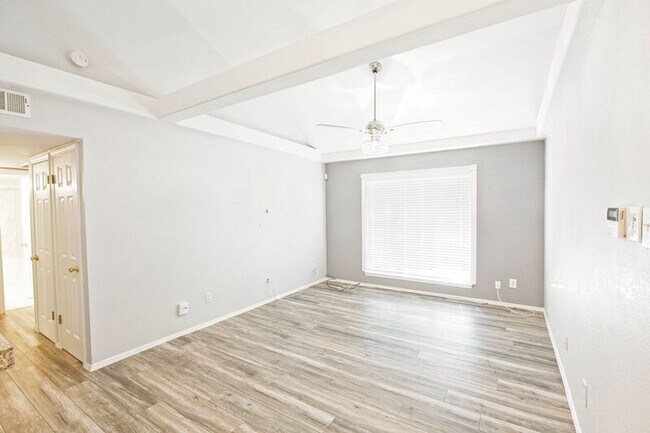Building Photo - 10590 High Hollows Dr