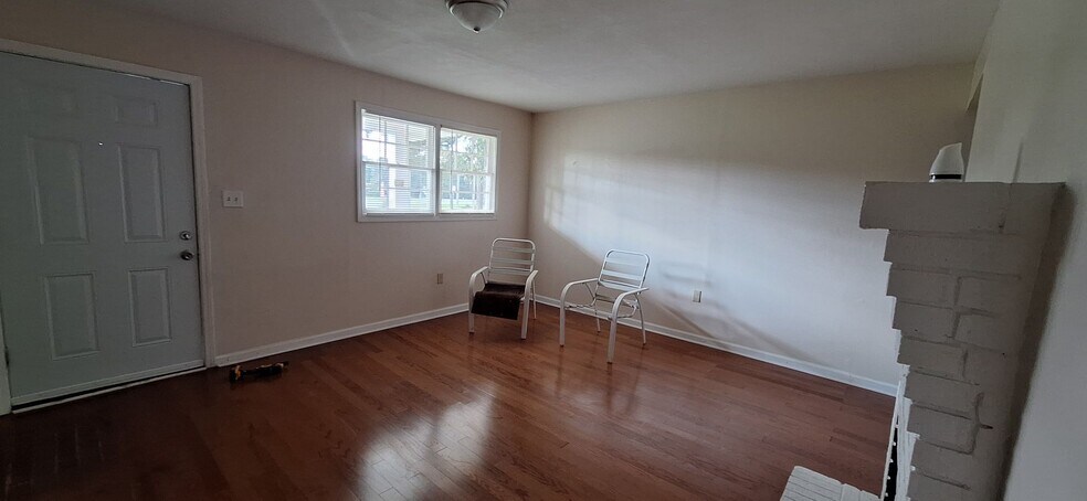 Living room - 1785 Edgefield Rd