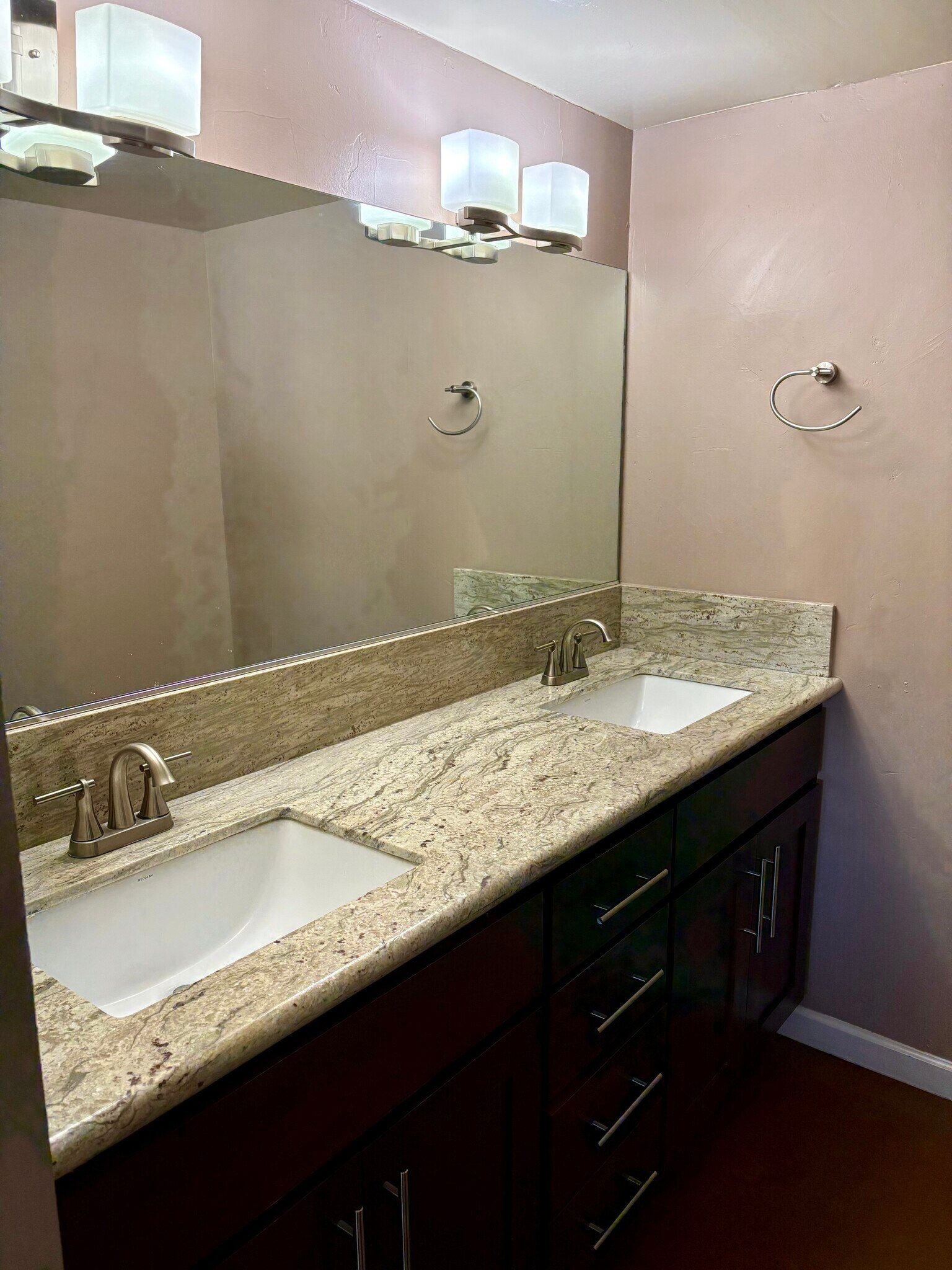 2 sinks in master en suite bathroom - 500 N St